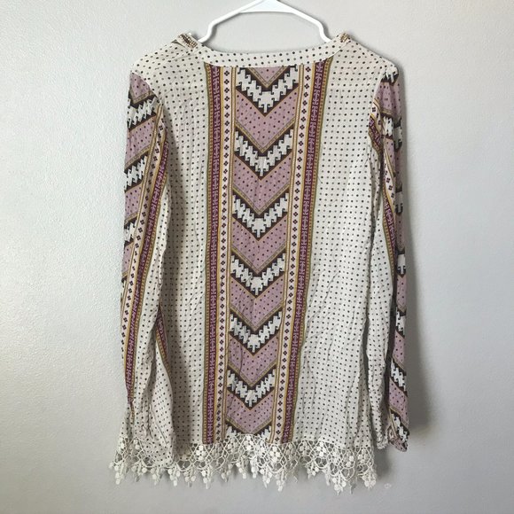 GIMMICKS by BKE Buckle Beaded V Neck Printed Boho Lace Hem Blouse Size Small - Picture 5 of 5